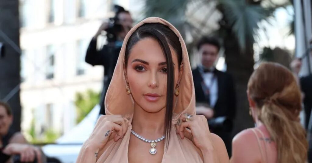 Svi su je gledali! 'Francuska Kim Kardashian' poslužila je duboki dekolte na festivalu u Cannesu